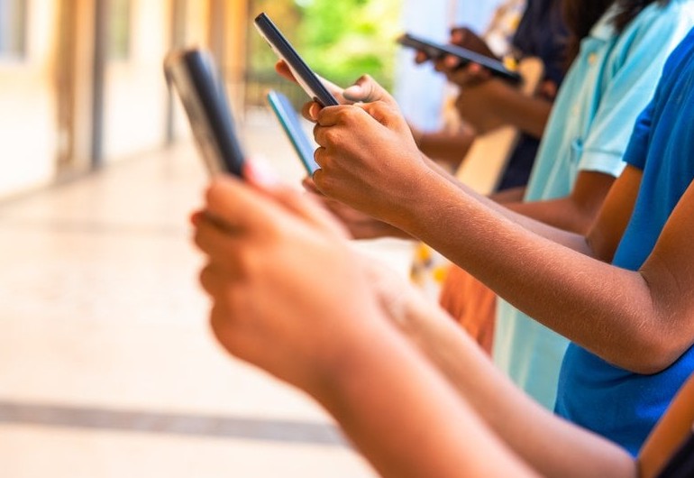 Wpływ smartfonów, tabletów i innych urządzeń ekranowych na rozwój dzieci