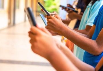 Wpływ smartfonów, tabletów i innych urządzeń ekranowych na rozwój dzieci